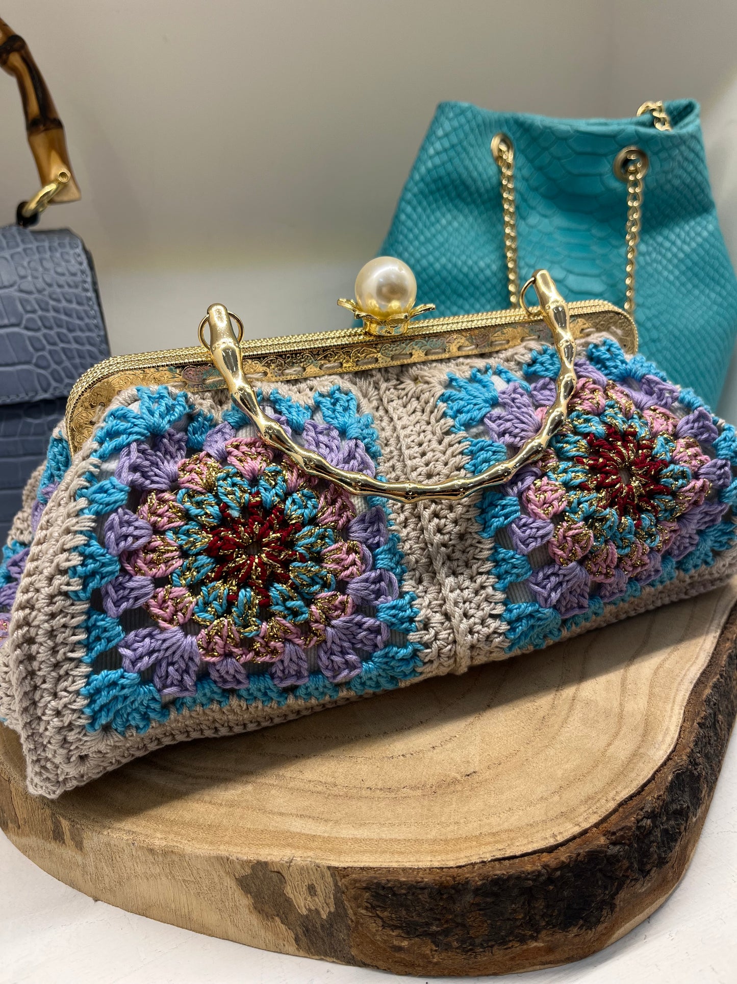 Borsa Pasticcino Uncinetto – Avorio, Rosso e Celeste con Manico Dorato