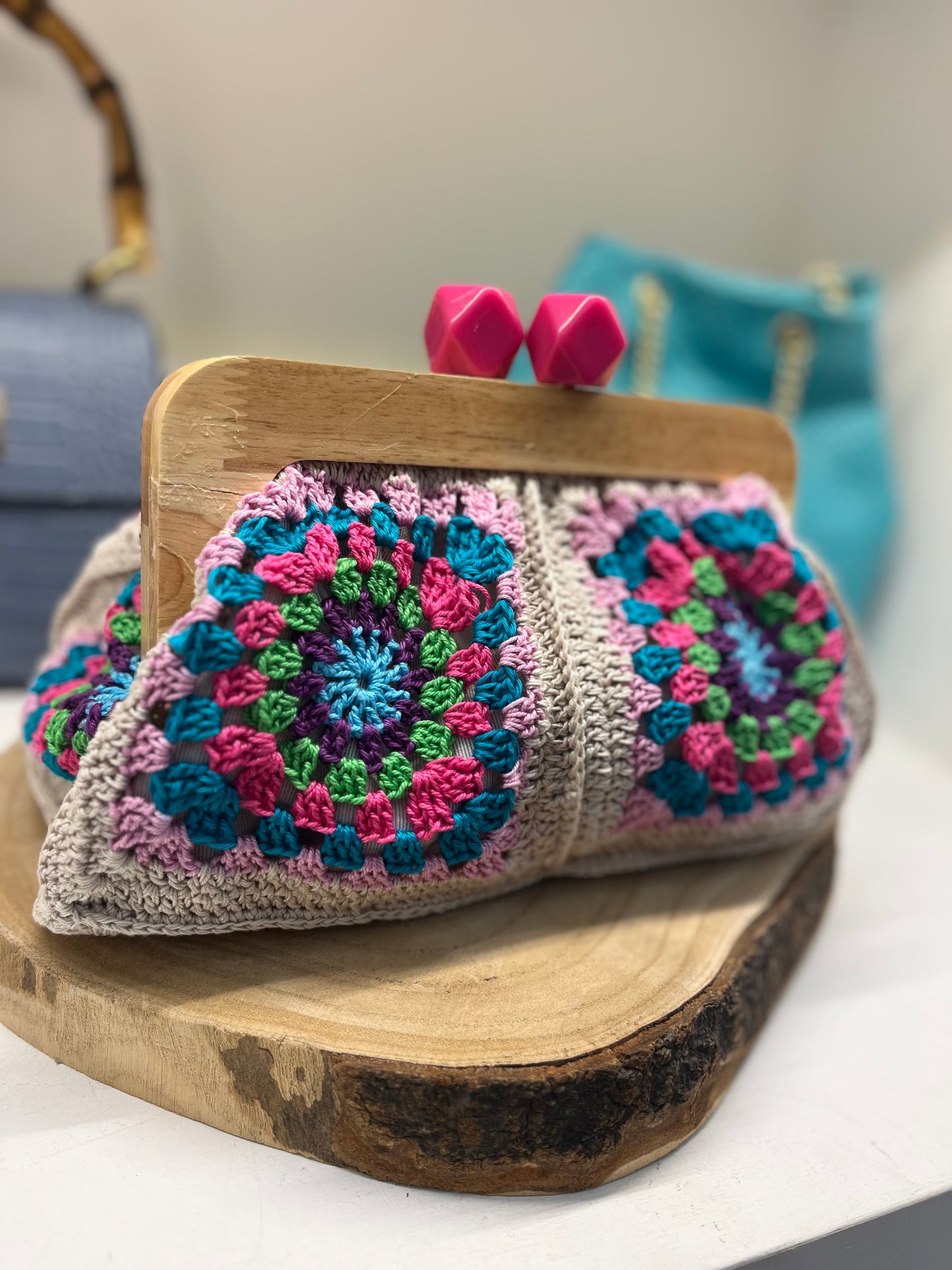 Borsa Pasticcino Uncinetto – Avorio, Rosa e Blu con Manico in Legno