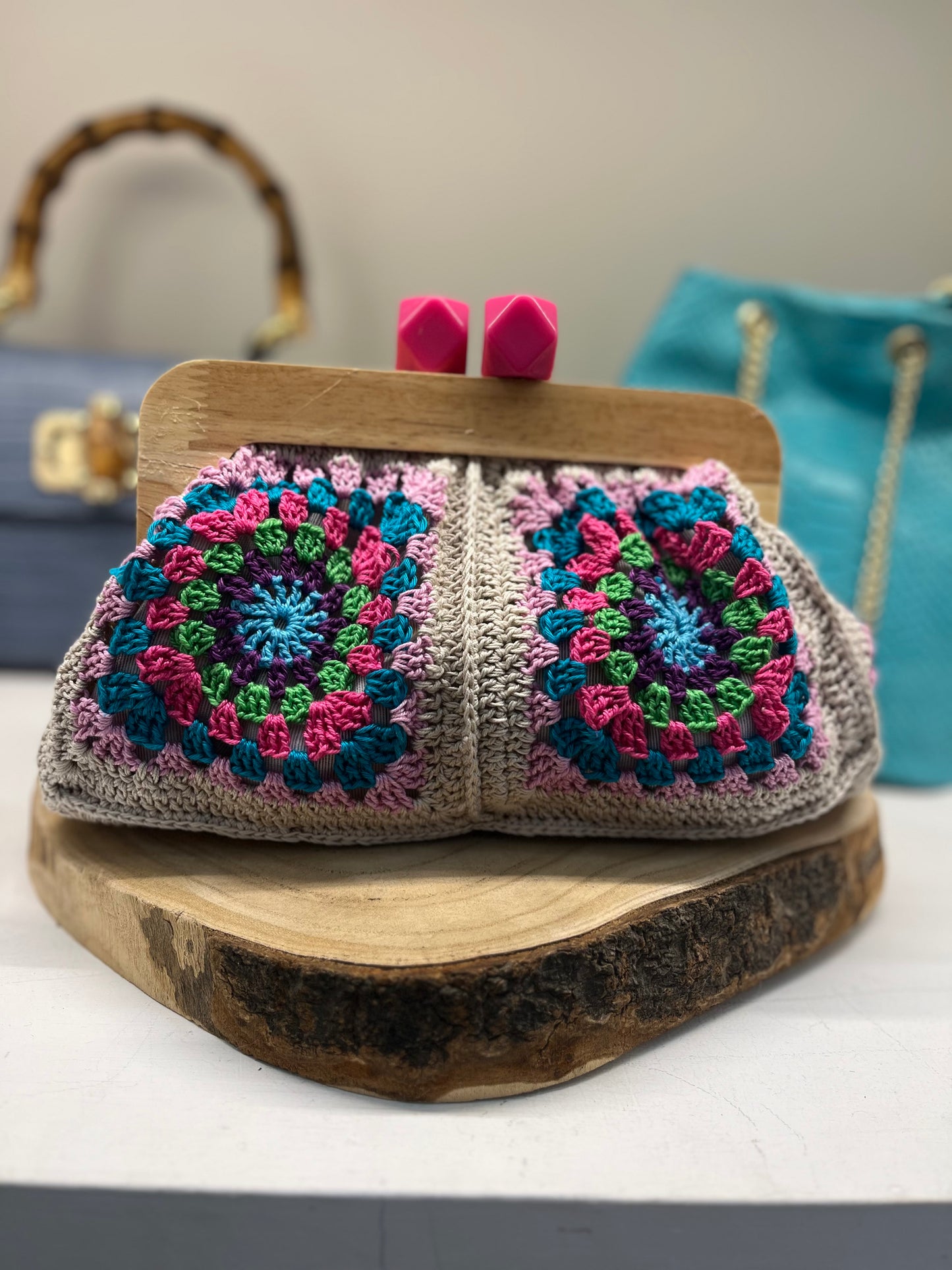 Borsa Pasticcino Uncinetto – Avorio, Rosa e Blu con Manico in Legno