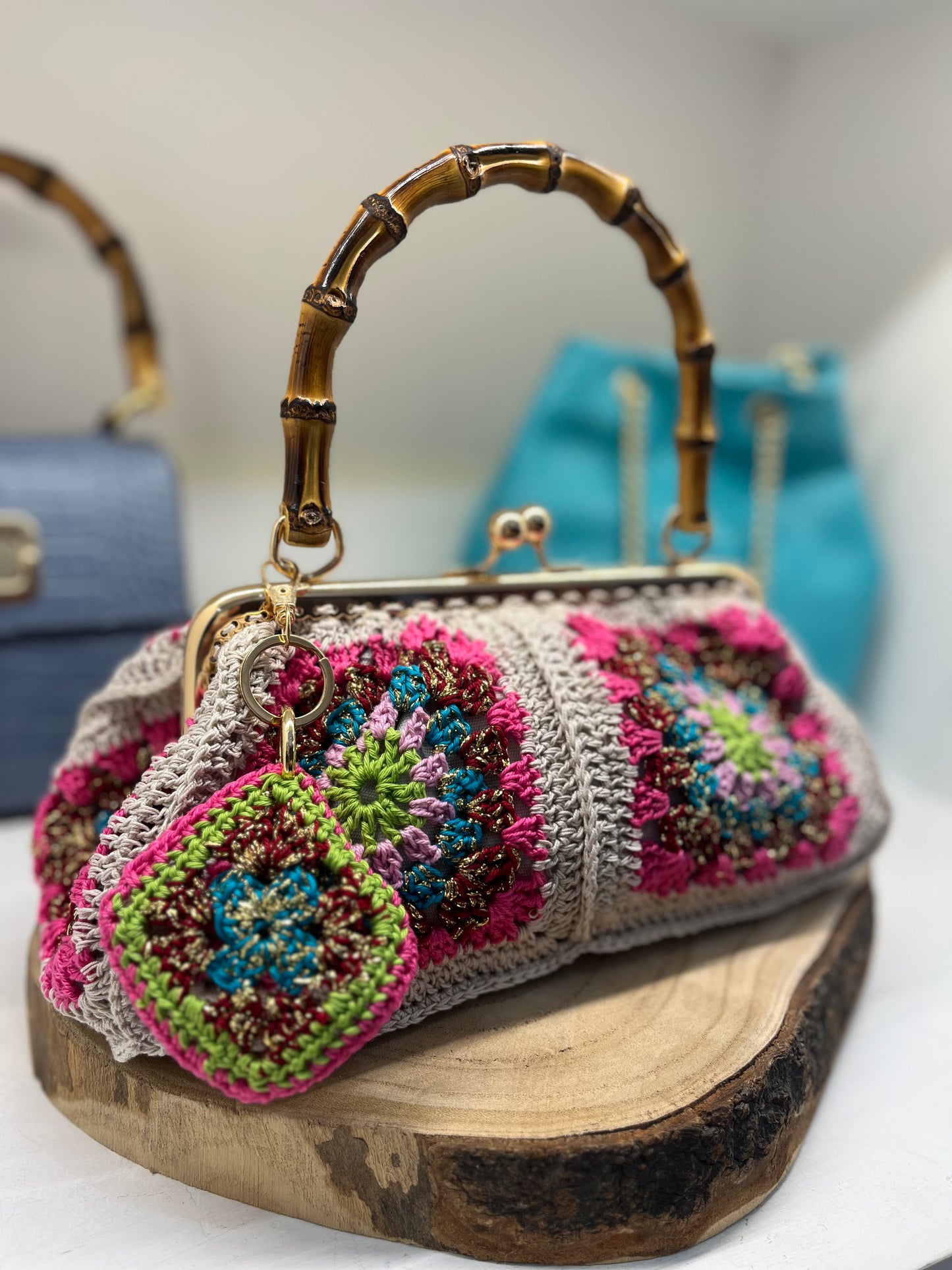 Borsa Pasticcino Uncinetto – Avorio, Rosa e Celeste con Manico in Bambù e Portachiavi Incluso