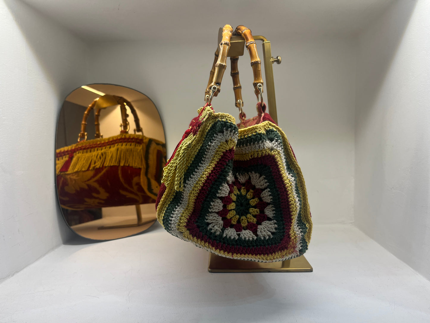 Borsa Gioiello Broccata Bordeaux con Frange Dorate e Manico in Bambù