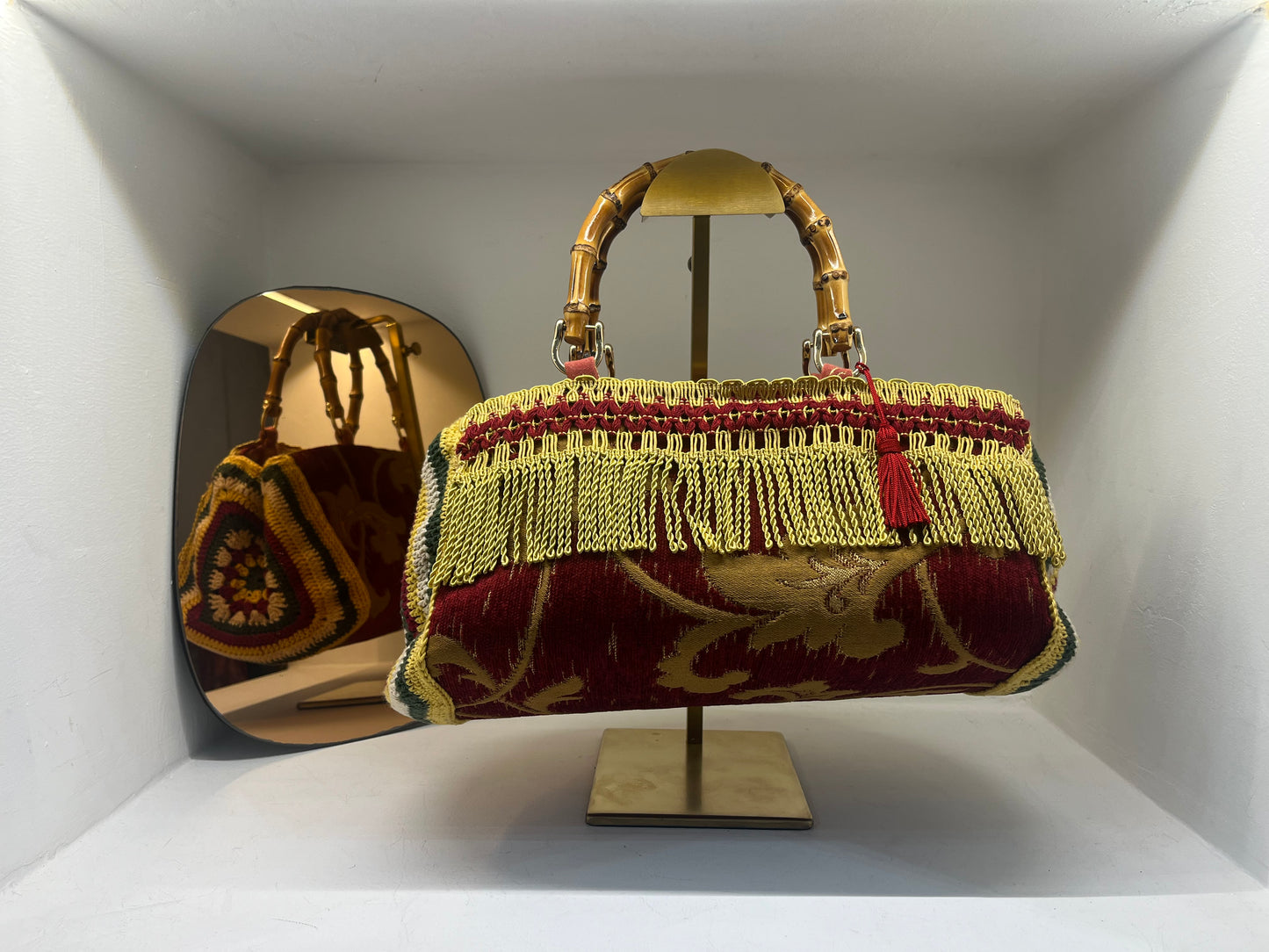 Borsa Gioiello Broccata Bordeaux con Frange Dorate e Manico in Bambù