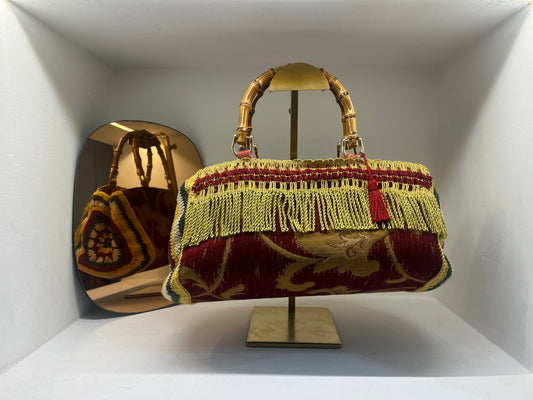 Borsa Gioiello Broccata Bordeaux con Frange Dorate e Manico in Bambù