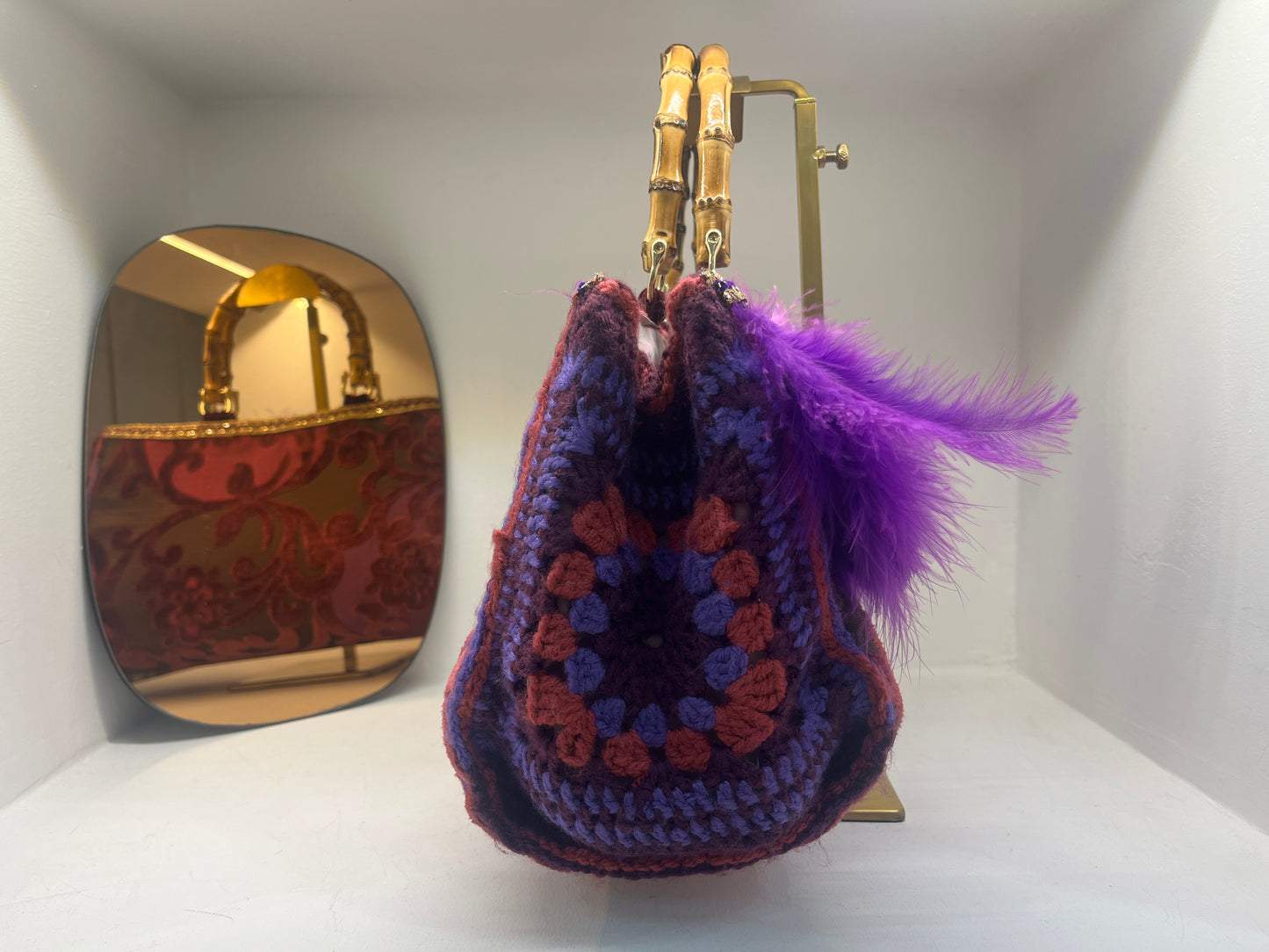 Borsa Gioiello con Piume Viola e Manico in Bambù