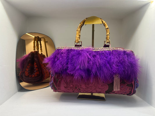 Borsa Gioiello con Piume Viola e Manico in Bambù