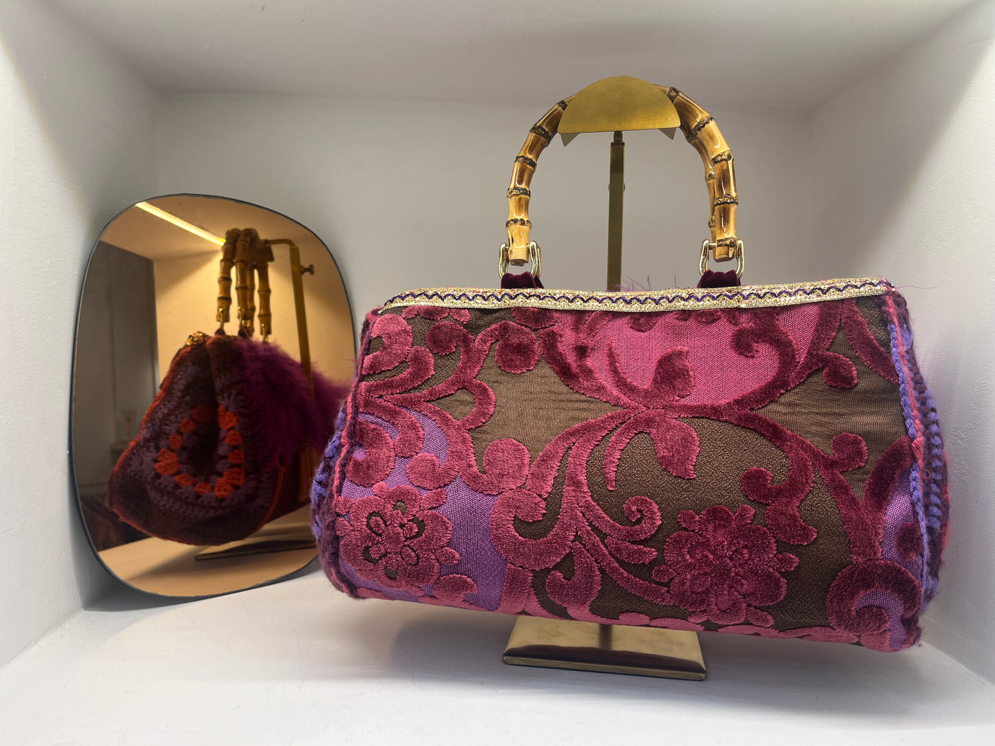 Borsa Gioiello con Piume Viola e Manico in Bambù