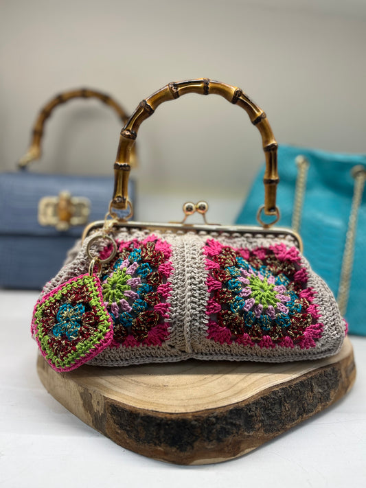 Borsa Pasticcino Uncinetto – Avorio, Rosa e Celeste con Manico in Bambù e Portachiavi Incluso
