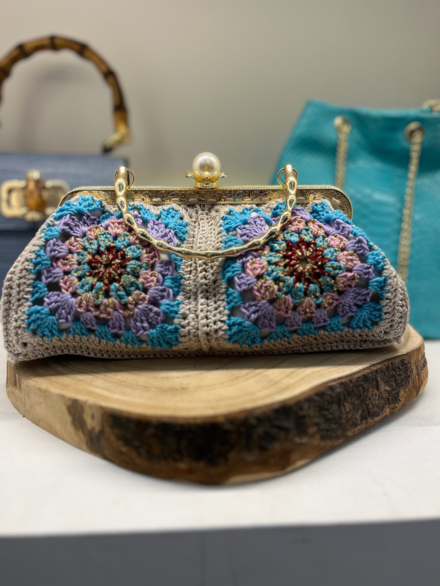 Borsa Pasticcino Uncinetto – Avorio, Rosso e Celeste con Manico Dorato