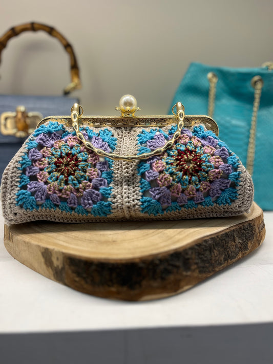 Borsa Pasticcino Uncinetto – Avorio, Rosso e Celeste con Manico Dorato