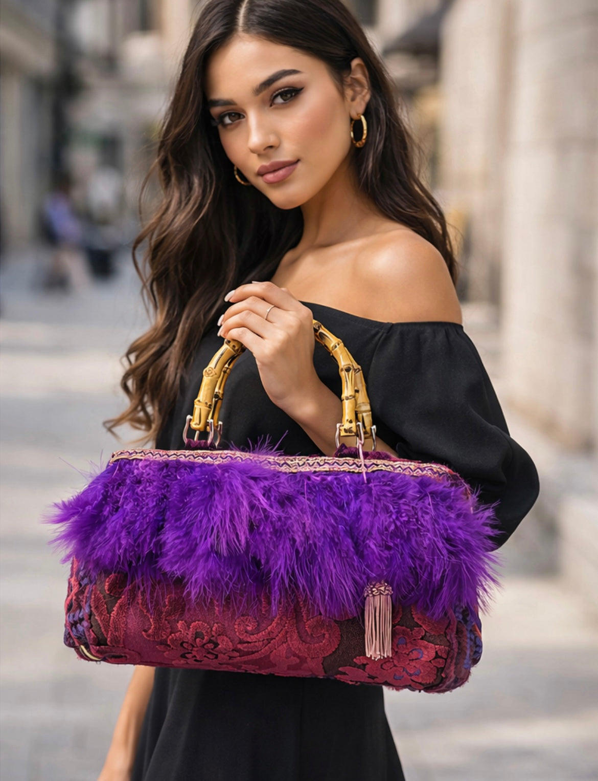 Borsa Gioiello con Piume Viola e Manico in Bambù